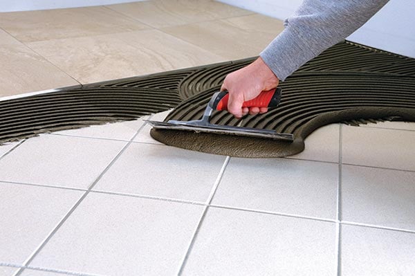 Rénover sans tout casser : guide complet de la sur-pose de carrelage ancien